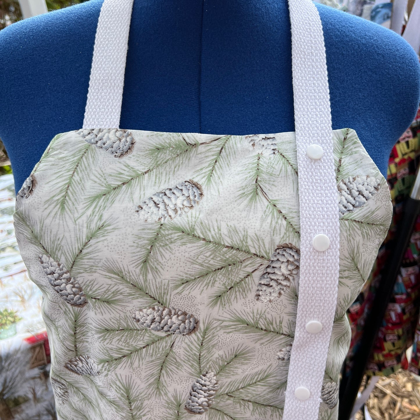 Christmas Apron “Snowy pinecones”