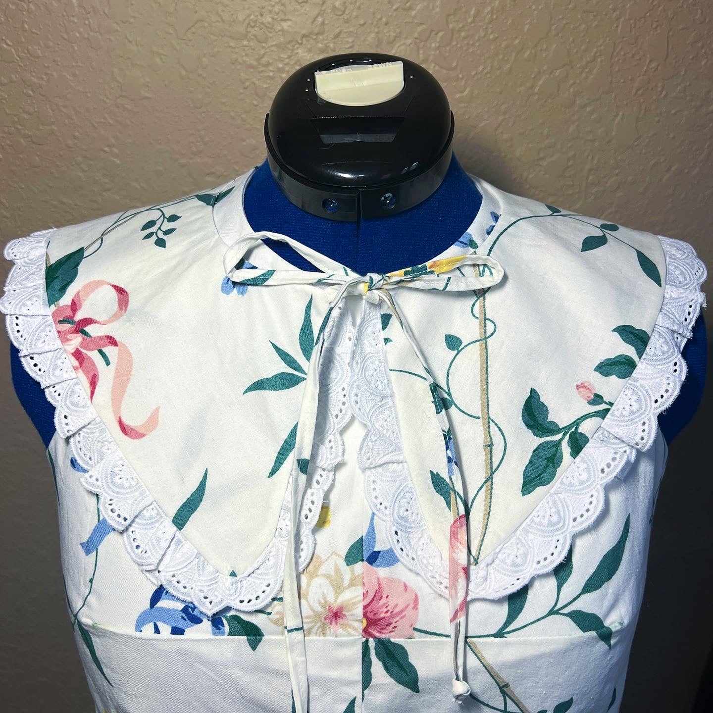 Detachable vintage collar